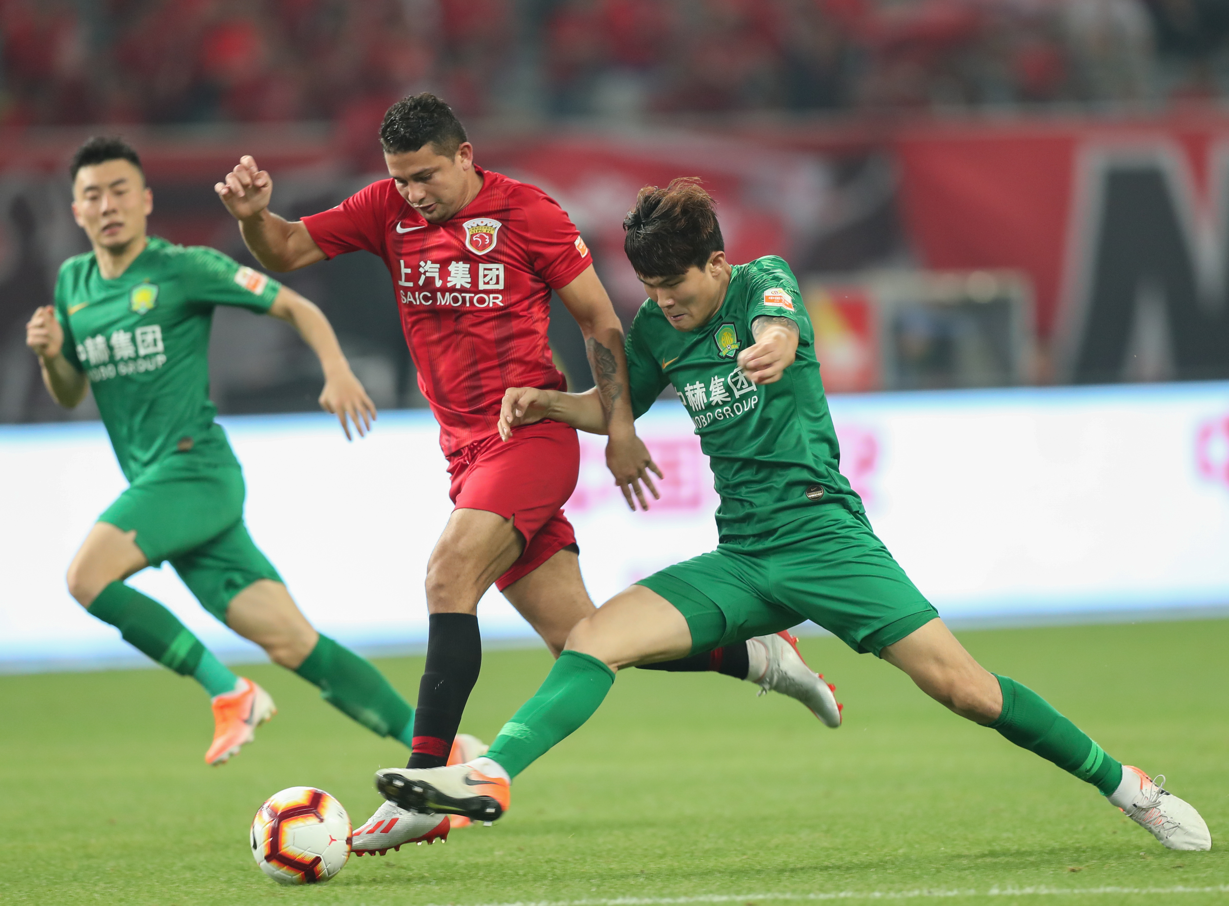 关系不错，阿诺德重返安菲尔德，和索博肩并肩走入球员通道（阿诺德重回安菲尔德，与索博并肩走进球员通道，关系融洽）